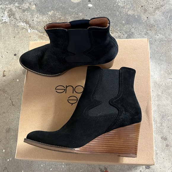 Andre assous Sadie black suede wedge booties size 8